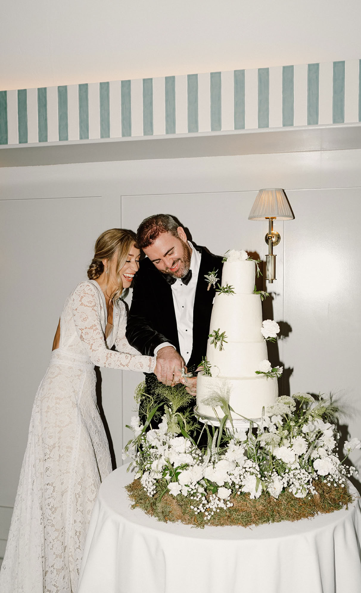 Cake meadow white wedding arrangement 